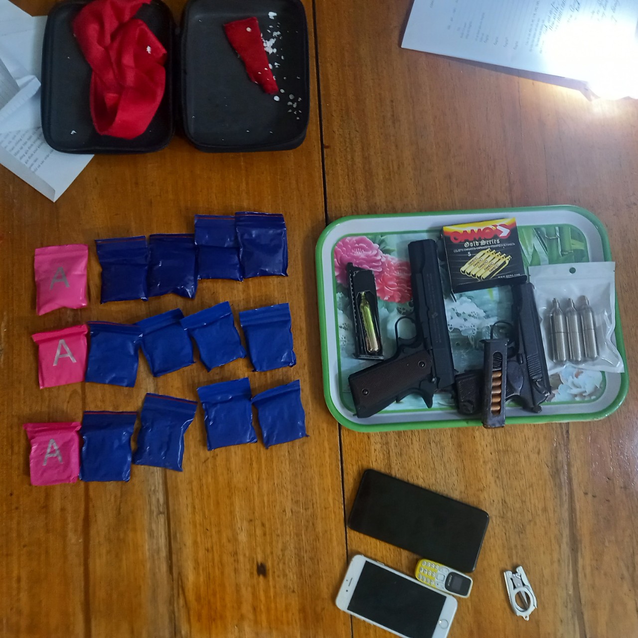 Tang vật liên quan đến chuyên án gồm gần 4.000 viên ma túy hồng phiến, súng quân dụng và nhiều tài liệu, chứng cứ liên quan khác.