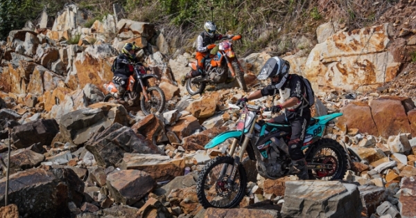 Quảng Ninh: Trên 100 tay đua tranh tài thi đấu mô tô địa hình “Hướng về biển đảo” năm 2022