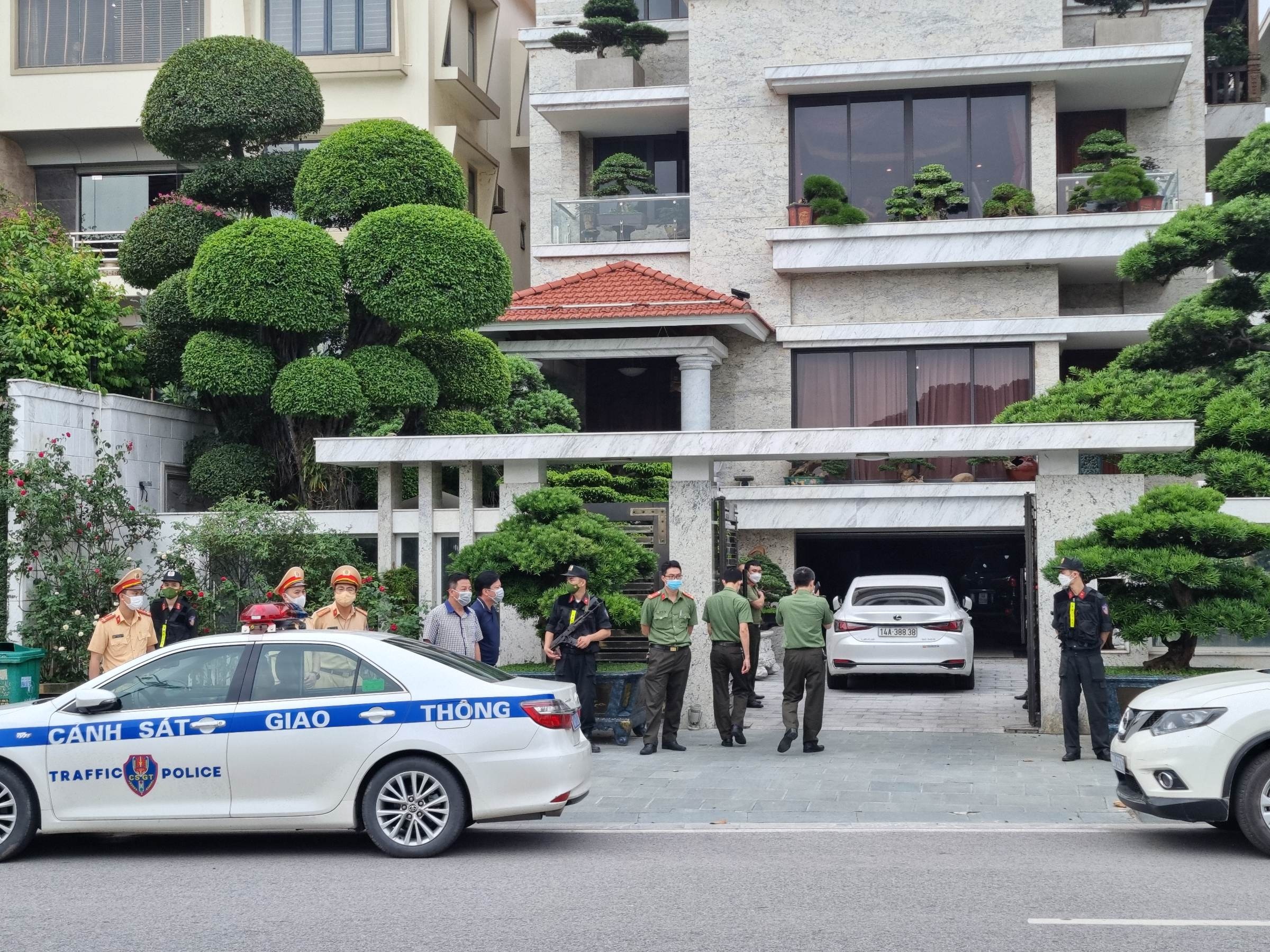 Những chiếc xe này đều được đưa ra từ gara ô tô trong căn biệt thự của ông Hà (Ảnh: An Nhiên).