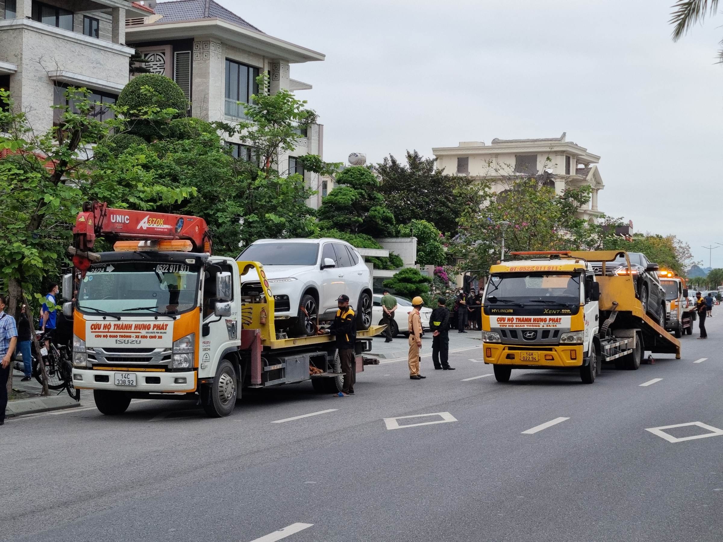 4 chiếc xe cứu hộ được điều đến hiện trường (Ảnh: An Nhiên).