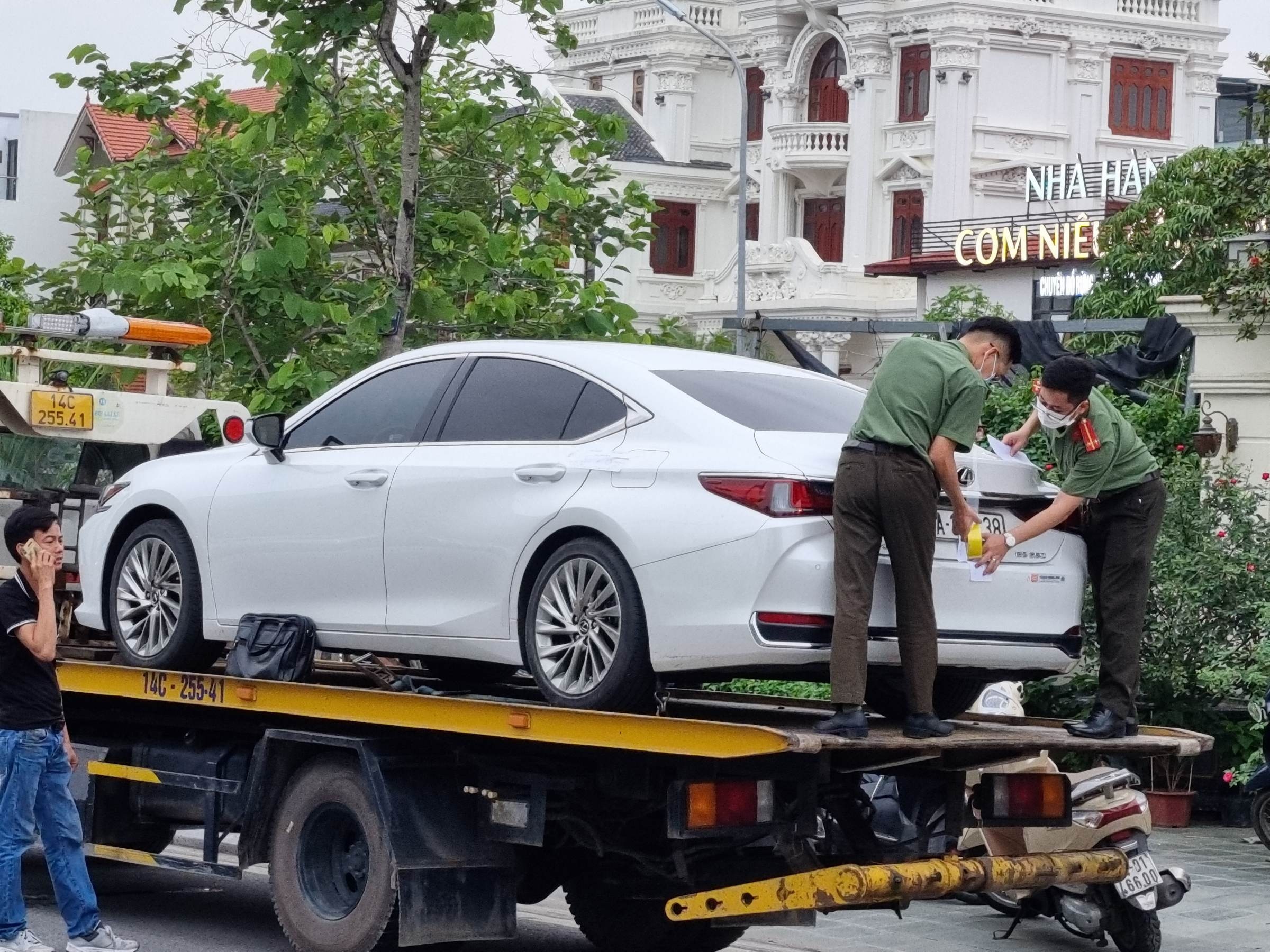 Lực lượng chức năng tiến hành niêm phong từng chiếc xe (Ảnh: An Nhiên).