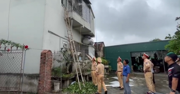 Giải cứu thành công 4 mẹ con mắc kẹt trong đám cháy ở Hải Dương