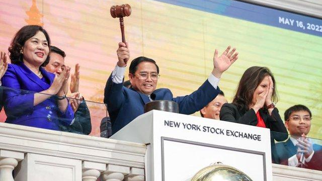 Thủ tướng Ch&iacute;nh phủ Phạm Minh Ch&iacute;nh g&otilde; b&uacute;a kết th&uacute;c phi&ecirc;n giao dịch tại S&agrave;n giao dịch chứng kho&aacute;n New York (NYSE) ng&agrave;y 16/5 theo giờ địa phương. Ảnh: VGP