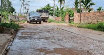 Quảng Ninh: Xe quá khổ, quá tải phá nát đường dân sinh