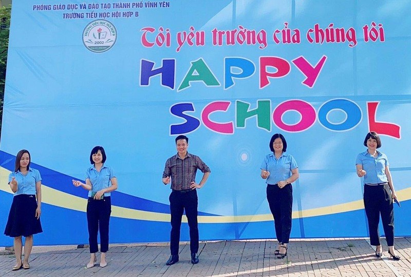 Thầy Đào Chí Mạnh cùng giáo viên Trường TH Hội Hợp B. (Ảnh tư liệu)