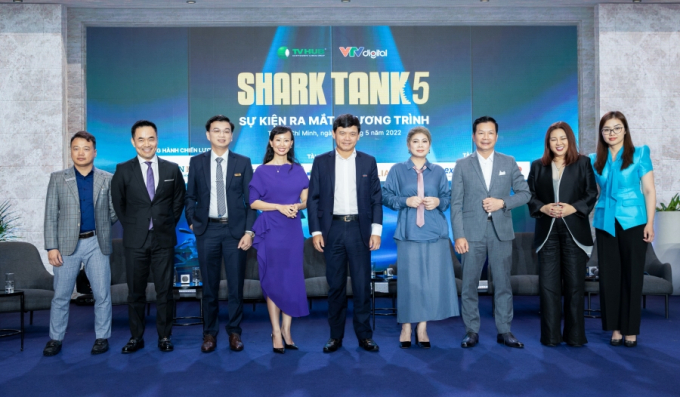 7 nh&agrave; đầu tư của Shark Tank m&ugrave;a 5 (từ tr&aacute;i qua).