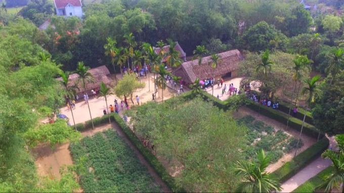 Đông đảo du khách đến tham quan, tưởng nhớ Bác Hồ ở Di tích Kim Liên.