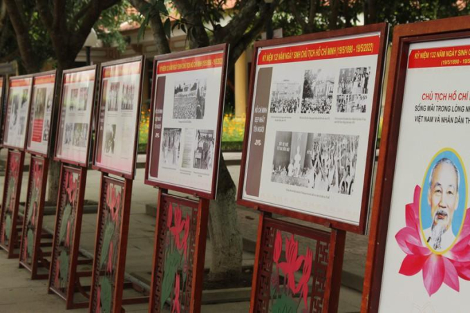 Hình ảnh, tư liệu về cuộc sống đời thường, sự nghiệp cách mạng của Chủ tịch Hồ Chí Minh được trưng bày ở Khu di tích.