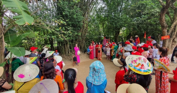 Bồi hồi, xúc động dòng người về thăm quê Bác