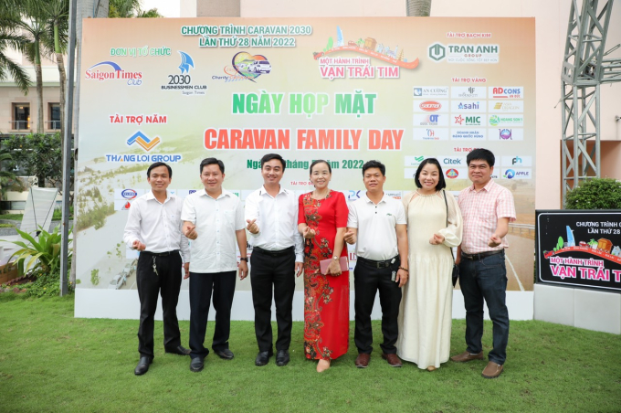 Đến dự “Caravan Family Day”, Giám đốc TT XTĐTTM&amp;amp;DL tỉnh Bình Phước Trần Quốc Duy (thứ 3, trái sang) cho rằng Caravan năm nay đã truyền tải nhiều thông điệp đầy tính nhân văn.