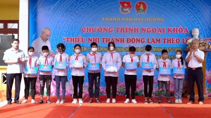 Nhân dịp này, Thành đoàn và Đoàn thanh niên xí nghiệp kho vận xăng dầu K132, trường THCS Gia Xuyên cũng dành tặng nhiều phần quà có ý nghĩa cho các học sinh có hoàn cảnh khó khăn vươn lên trong học tập.