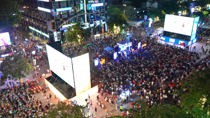 Đông đảo người hâm mộ cổ vũ cho đội tuyển U23 Việt Nam tại phố đi bộ Nguyễn Huệ.