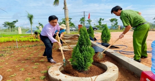Đắk Lắk: Lực lượng Công an và Hội Liên hiệp Phụ nữ tổ chức trồng cây nhân kỷ niệm sinh nhật Bác Hồ