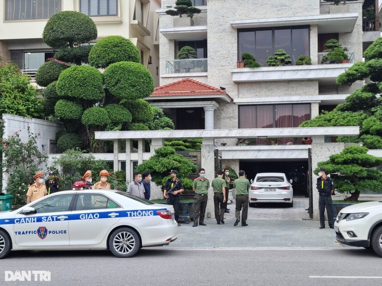 Những cây cảnh trước sân nhà nguyên Chủ tịch UBND TP Hạ Long được định giá tiền tỷ. Giá trị căn biệt thự view biển cũng đang được giới buôn bán bất động sản định giá lên tới cả trăm tỷ đồng (Ảnh: Hải Sâm).