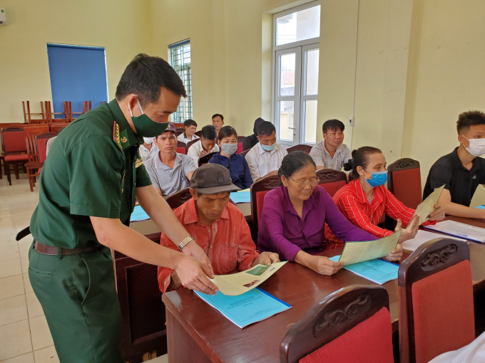 C&aacute;n bộ Đồn Bi&ecirc;n ph&ograve;ng Quảng Đức tận t&igrave;nh hướng dẫn b&agrave; con những nội dung cơ bản của Luật Bi&ecirc;n ph&ograve;ng