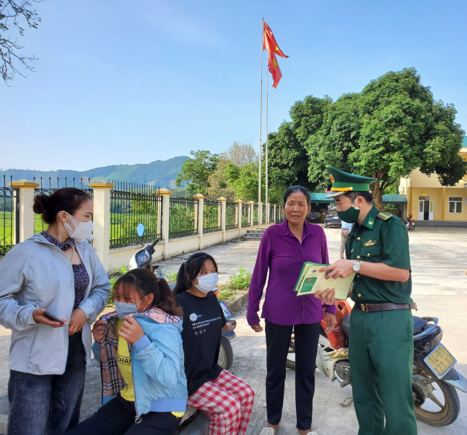 C&aacute;n bộ Bi&ecirc;n ph&ograve;ng tranh thủ tuy&ecirc;n truyền, phổ biến kiến thức ph&aacute;p luật v&agrave; giải đ&aacute;p ph&aacute;p luật cho nh&acirc;n d&acirc;n cả trong giờ nghỉ giải lao