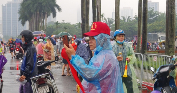 Dòng người nườm nượp đổ về "Chảo lửa" Mỹ Đình trong cơn mưa chiều trước trận chung kết Sea Game 31