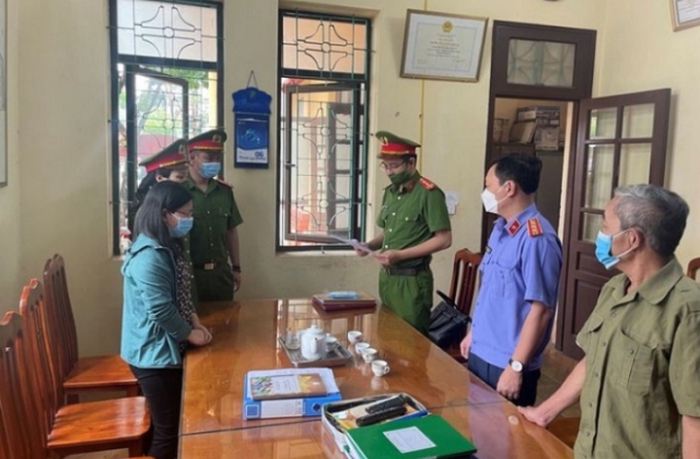 Nhân viên bưu điện chiếm đoạt tiền tỷ của khách hàng