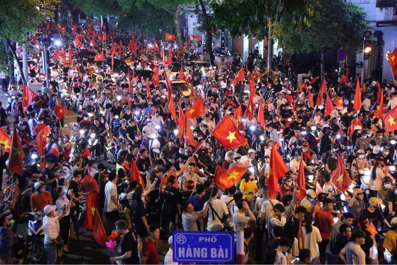 Hình ảnh người dân đổ ra đường cổ vũ bóng đá.