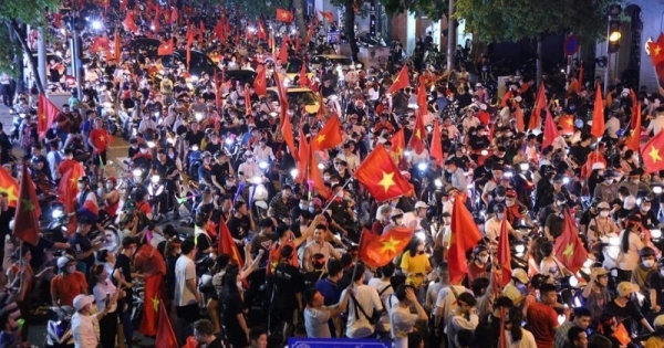 Hà Nội: Xử lý nhiều đối tượng lợi dụng cổ vũ bóng đá để càn quấy trên phố