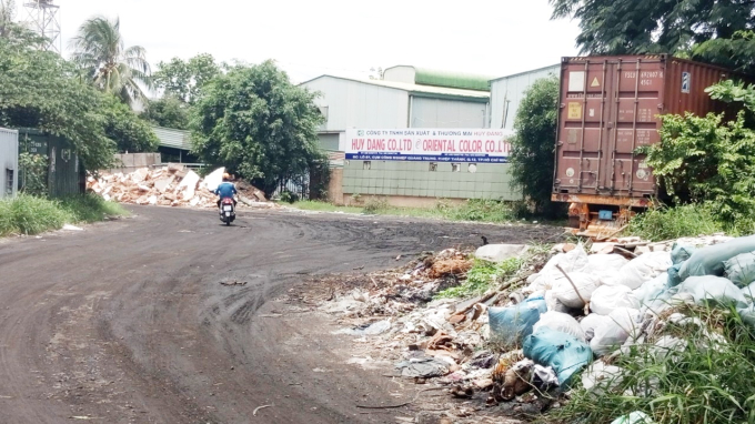 Thật khó hiểu, CCN Quang Trung hoạt động hàng chục năm, thế nhưng cổng vào CCN không có đường vào, phải đi bằng đường khác