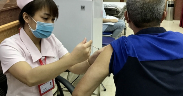 Đẩy nhanh tiến độ tiêm vaccine phòng COVID-19 mũi 3 cho người từ 18 tuổi trở lên
