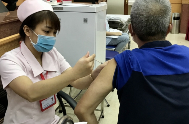 Đẩy nhanh tiến độ ti&ecirc;m vaccine ph&ograve;ng COVID-19 mũi 3 cho người từ 18 tuổi trở l&ecirc;n