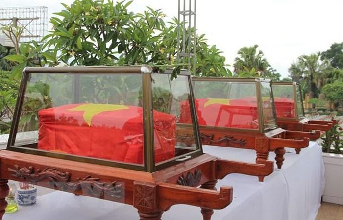 Hài cốt các liệt sỹ quân tình nguyện và chuyên gia Việt Nam hy sinh. (Ảnh: TTXVN phát)