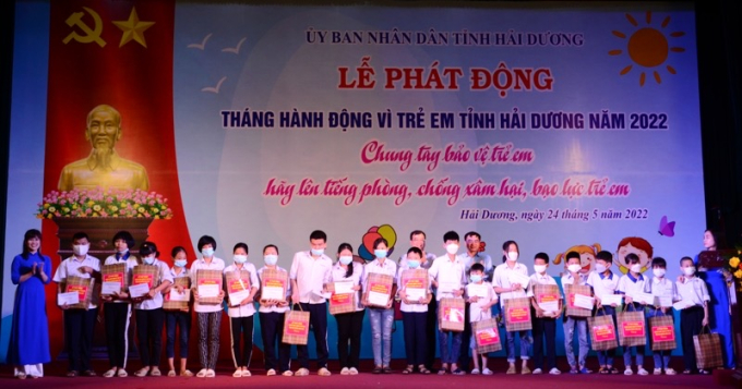 Tại lễ phát động, nhiều tổ chức, cơ quan, đơn vị đã dành những phần quà ý nghĩa để trao tặng cho trẻ em.