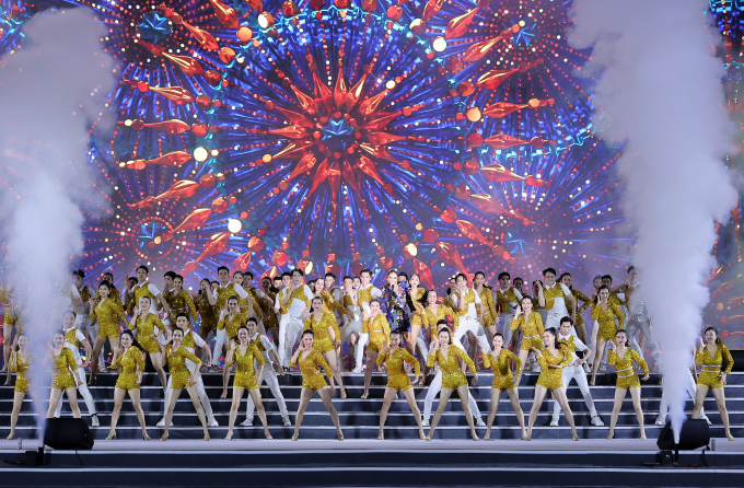 S&acirc;n khấu quảng trường Sun Grand Boulevard thăng hoa trong những m&agrave;n biểu diễn nghệ thuật