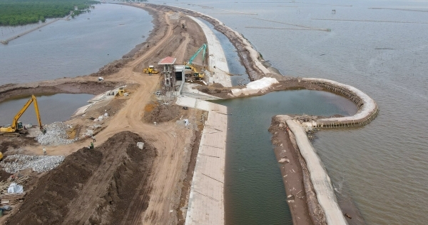 Ninh Bình xây "bức tường" khổng lồ chắn sóng, gió bão cấp 12