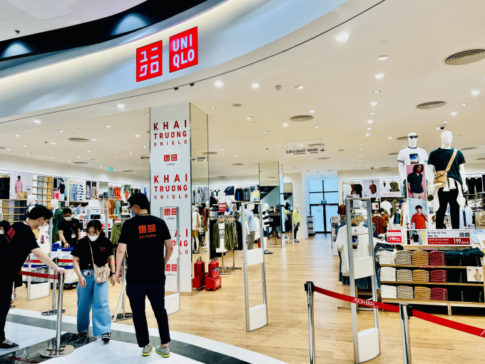 cửa h&agrave;ng UNIQLO trải d&agrave;i tr&ecirc;n diện t&iacute;ch b&aacute;n h&agrave;ng khoảng gần 2.000 m2, mang đến đầy đủ c&aacute;c d&ograve;ng sản phẩm LifeWear cho mọi kh&aacute;ch h&agrave;ng nam, nữ, trẻ em v&agrave; trẻ sơ sinh.
