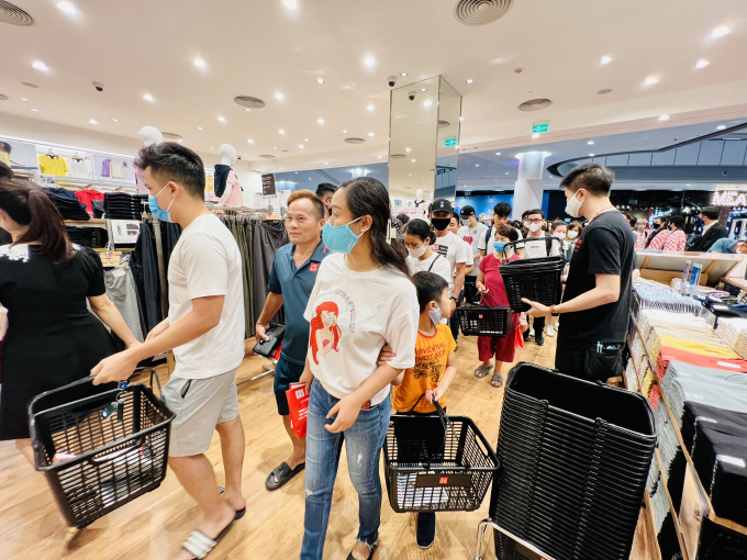 Rất đ&ocirc;ng kh&aacute;ch h&agrave;ng d&agrave;nh sự quan t&acirc;m đến c&aacute;c d&ograve;ng sản phẩm thiết yếu, cơ bản trong d&ograve;ng sản phẩm UNIQLO tại buổi khai trương