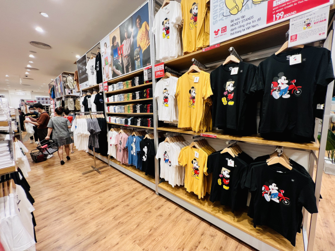 C&aacute;c khu vực trưng b&agrave;y trong cửa h&agrave;ng được b&agrave;i tr&iacute; kỹ lưỡng mang đến sự tiện dụng nhất cho kh&aacute;ch h&agrave;ng khi đến trải nghiệm mua sắm.