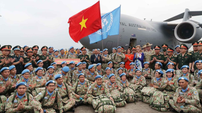 Chủ tịch nước Nguyễn Xuân Phúc, Bộ trưởng Phan Văn Giang và các đại biểu tiễn BVDC cấp 2 số 4 lên đường sang Nam Sudan.