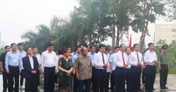 Lãnh đạo tỉnh Bắc Ninh dâng hương nhân kỷ niệm 117 năm ngày sinh đồng chí Hoàng Quốc Việt