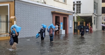 Hà Nội mưa lớn KTX ngập sâu, sinh viên bì bõm trong nước