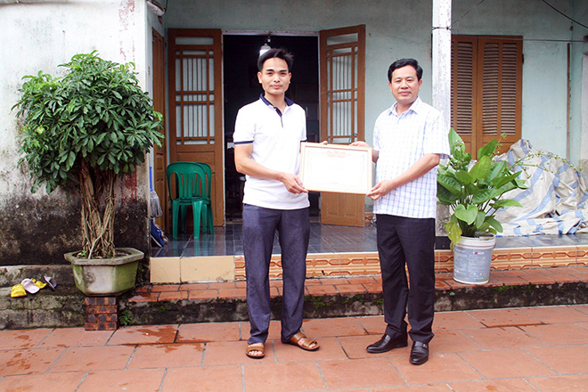 Khen-thuong-nguoi-hung-cuu-xe-may-mat-phanh-khi-do-deo-o-Tam-dao-284159012_339974341595921_3189638615165367417_n-1653907631-819-width660height440