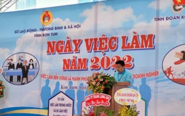 Kon Tum: H&agrave;ng trăm lao động muốn t&igrave;m việc tham gia