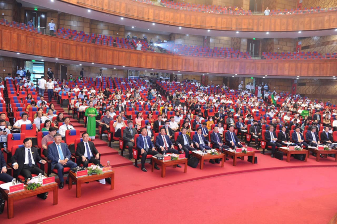 To&agrave;n cảnh sự kiện.