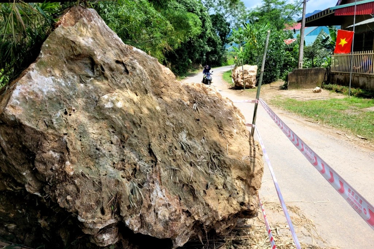 Những khối đá nặng hàng chục tấn lăn ầm ầm từ trên núi xuống (Ảnh: CTV).