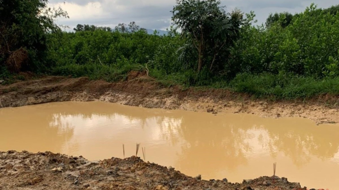 Hố nước sâu nơi 03 em học sinh gặp nạn.