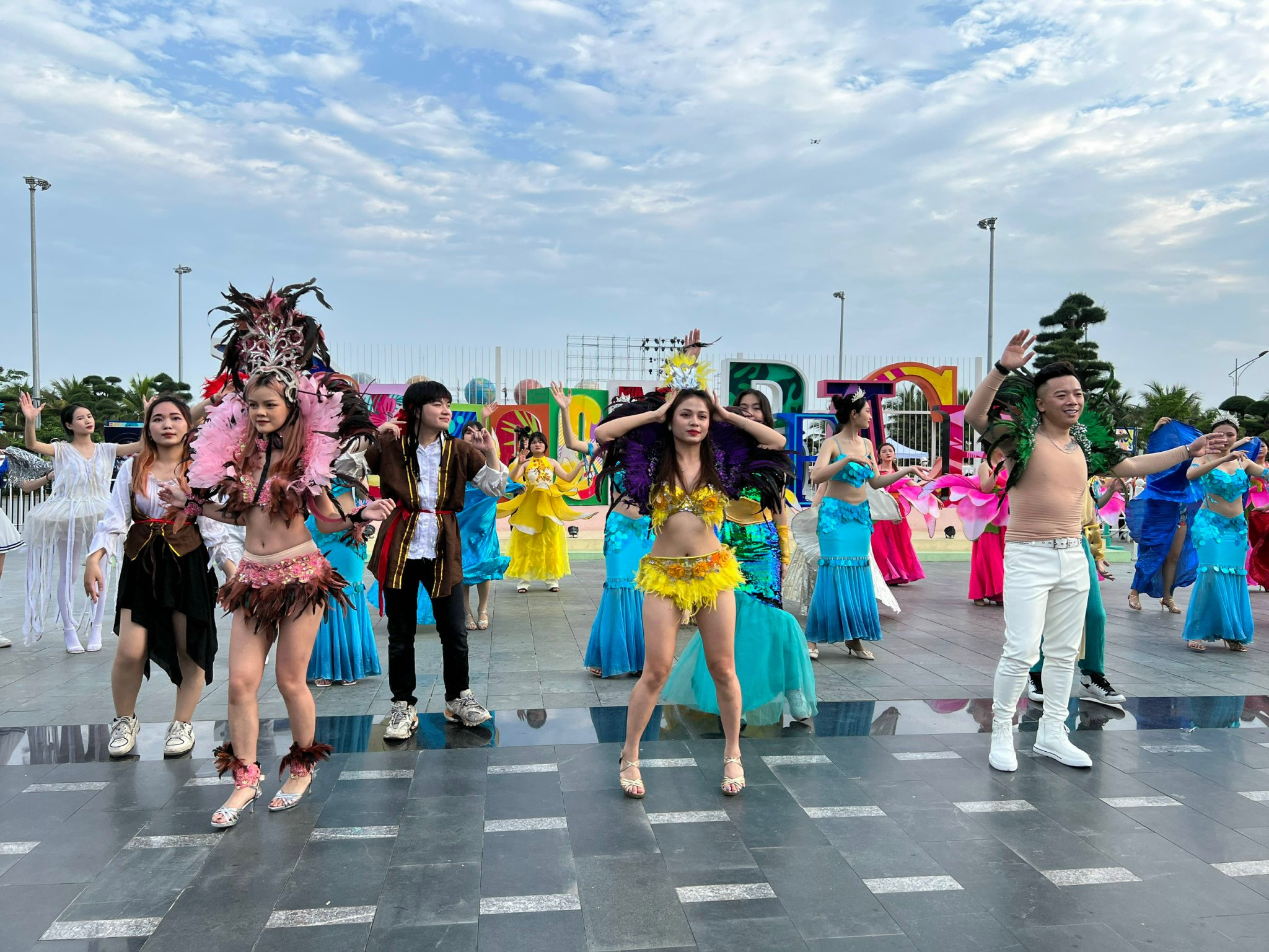 Các  vũ  công, nghệ  sĩ  biểu  diễn  trên  đường  phố.