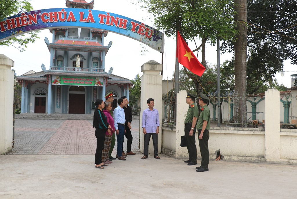 Công an thị trấn Rừng Thông tích cực vận động người dân tham gia bảo đảm an ninh, trật tự