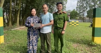 Một cán bộ công an trả lại tài sản cho người đánh rơi