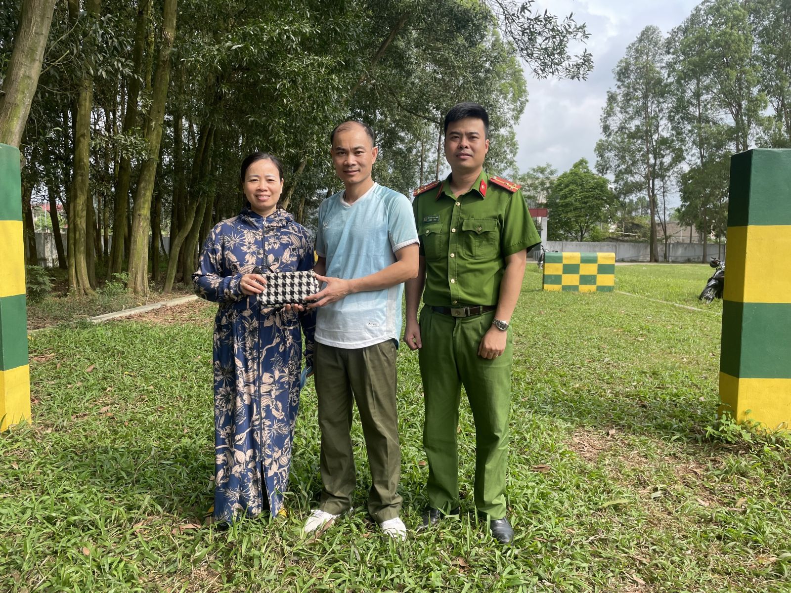 Đại &uacute;y Ho&agrave;ng Hồng Ngọc (giữa) trao trả lại t&agrave;i sản cho chị Th&acirc;n Thị Hoa