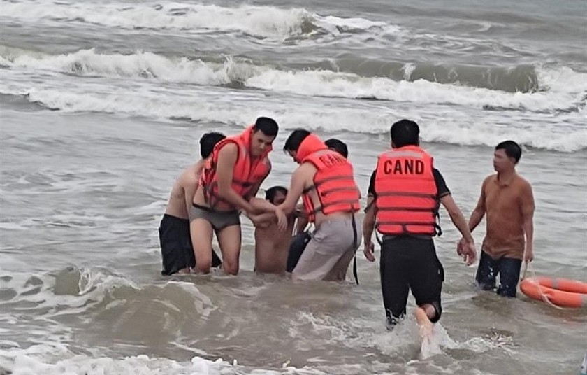 C&aacute;n bộ, nh&acirc;n vi&ecirc;n Nh&agrave; nghỉ dưỡng Lăng C&ocirc; kịp thời cứu nạn nh&acirc;n bị s&oacute;ng biển cuốn tr&ocirc;i. Ảnh: Bộ C&ocirc;ng an.