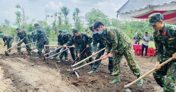 Lực lượng vũ trang Đồng Nai làm công tác dân vận tại huyện Định Quán