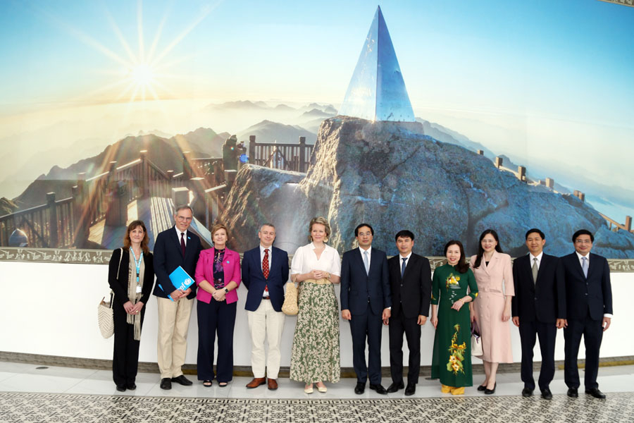 Lãnh đạo tỉnh Lào Cai và đoàn công tác Hoàng hậu Vương quốc Bỉ chụp ảnh lưu niệm