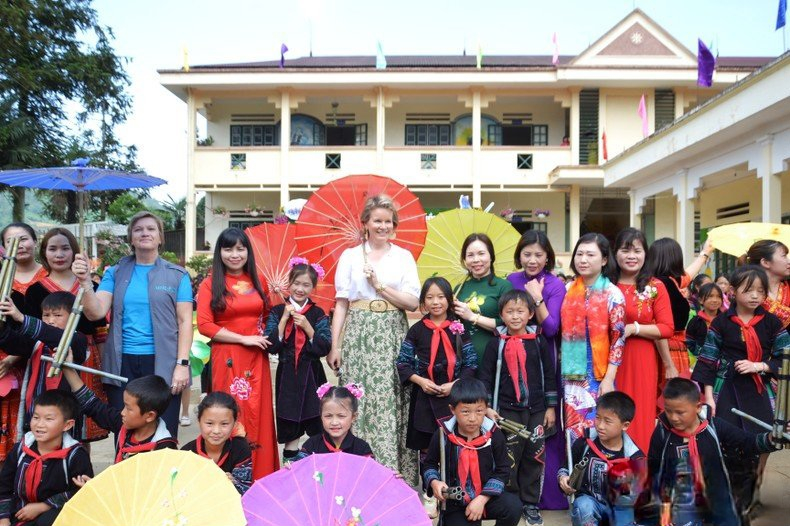 Hoàng hậu Mathilde cùng Đoàn công tác tới thăm trường tiểu học Hàm Rồng, thị xã Sa Pa. (ảnh Quốc Hồng)